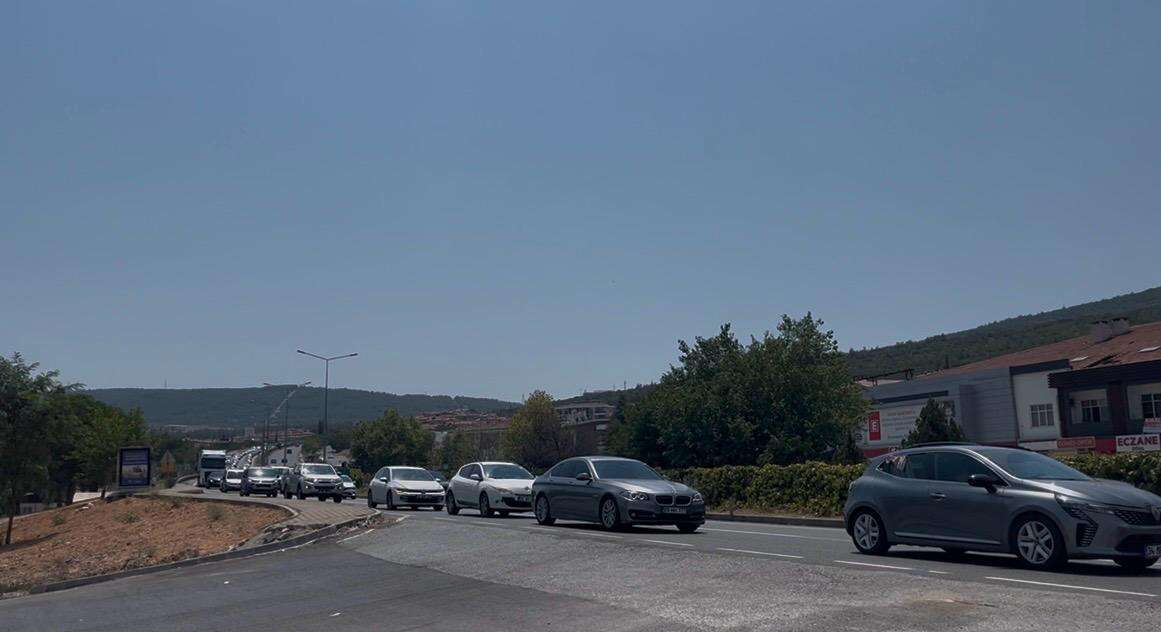 Menteşe’de Trafik Felç Oldu: Hastane Güzergâhında Uzun Araç Kuyrukları Oluştu 3